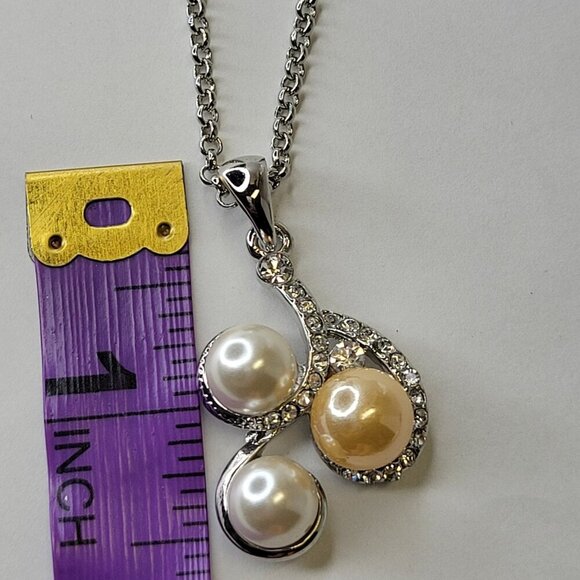 Three Pearl Pendant Necklace - Picture 6 of 10